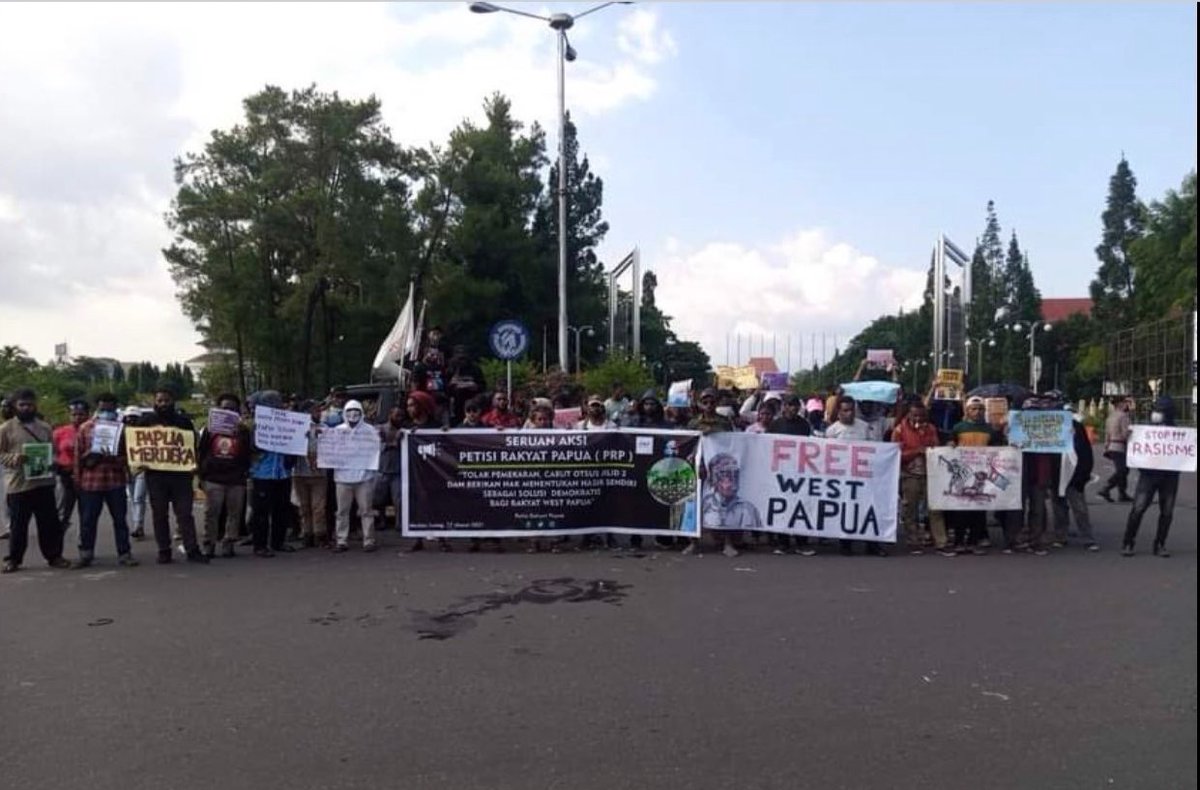 Tapol_UK's tweet photo. Huge protests took place last week against proposed #specialautonomy and creation of new provinces in #WestPapua.
Thread follows:
@jubidotcom @VictorcMambor @SuaraPapua @VeronicaKoman https://t.co/a93lFaiFwl