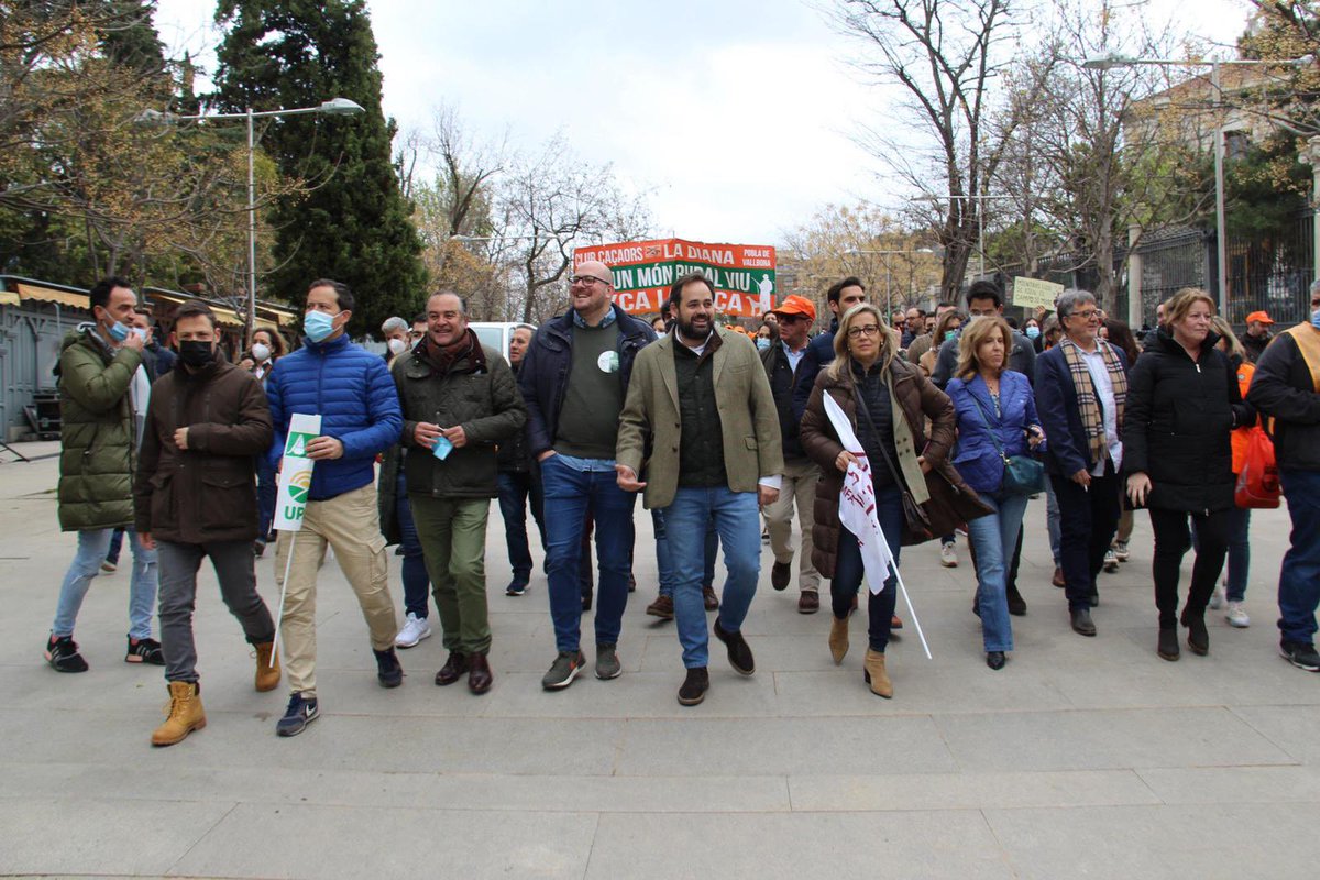 paconunez_'s tweet photo. 🚜 Los gobiernos socialistas están ahogando a nuestro campo.

Las políticas de Page y de Sánchez, en lugar de ayudar, perjudican aún más a la agricultura, a la ganadería, al mundo del toro o a los cazadores de nuestra tierra.

Hoy, en la manifestación @20mRural.
#JuntosPorElCampo https://t.co/35dD0j3CZn