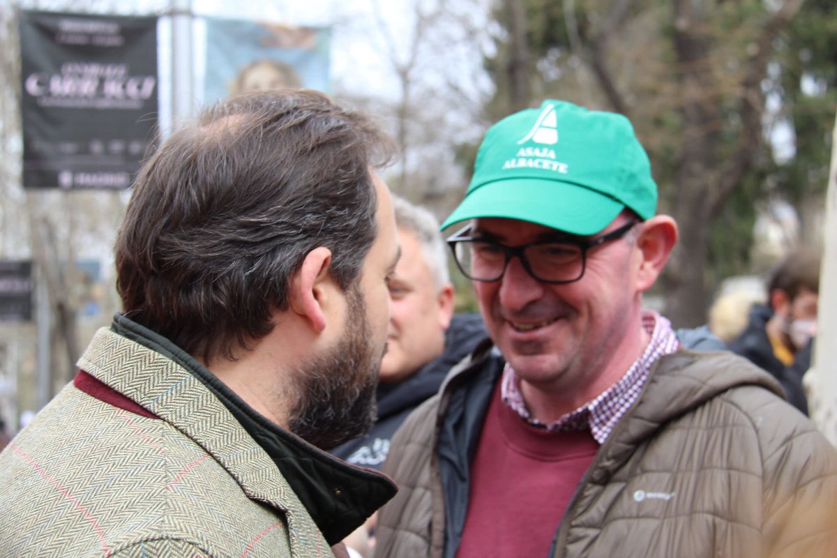 paconunez_'s tweet photo. 🚜 Los gobiernos socialistas están ahogando a nuestro campo.

Las políticas de Page y de Sánchez, en lugar de ayudar, perjudican aún más a la agricultura, a la ganadería, al mundo del toro o a los cazadores de nuestra tierra.

Hoy, en la manifestación @20mRural.
#JuntosPorElCampo https://t.co/35dD0j3CZn