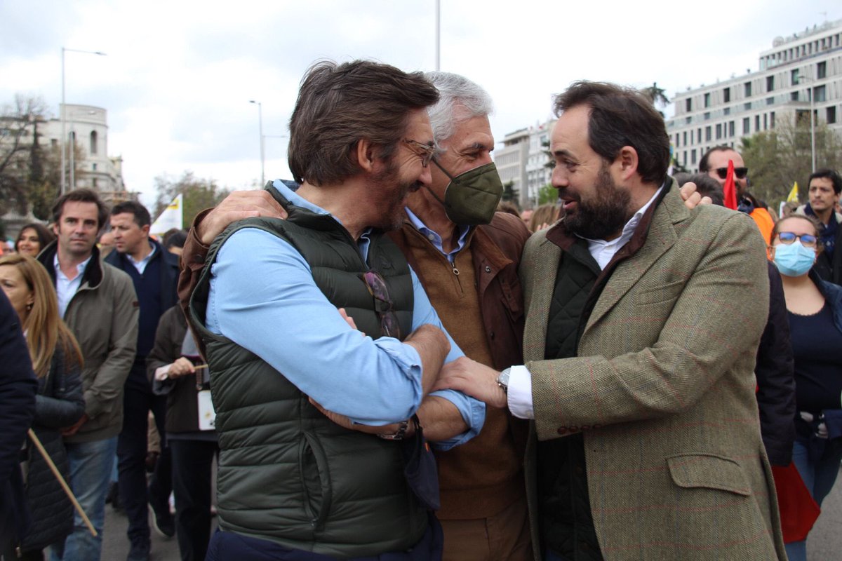 paconunez_'s tweet photo. 🚜 Los gobiernos socialistas están ahogando a nuestro campo.

Las políticas de Page y de Sánchez, en lugar de ayudar, perjudican aún más a la agricultura, a la ganadería, al mundo del toro o a los cazadores de nuestra tierra.

Hoy, en la manifestación @20mRural.
#JuntosPorElCampo https://t.co/35dD0j3CZn