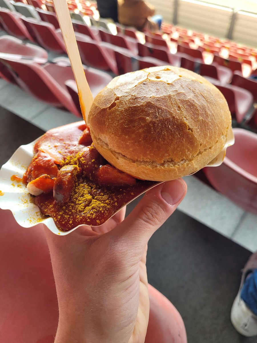 SchorleeMorlee's tweet photo. Currywurst mit Brötchen @KSVHessenKS 4€ @FootyScran https://t.co/eODlNKpXQx