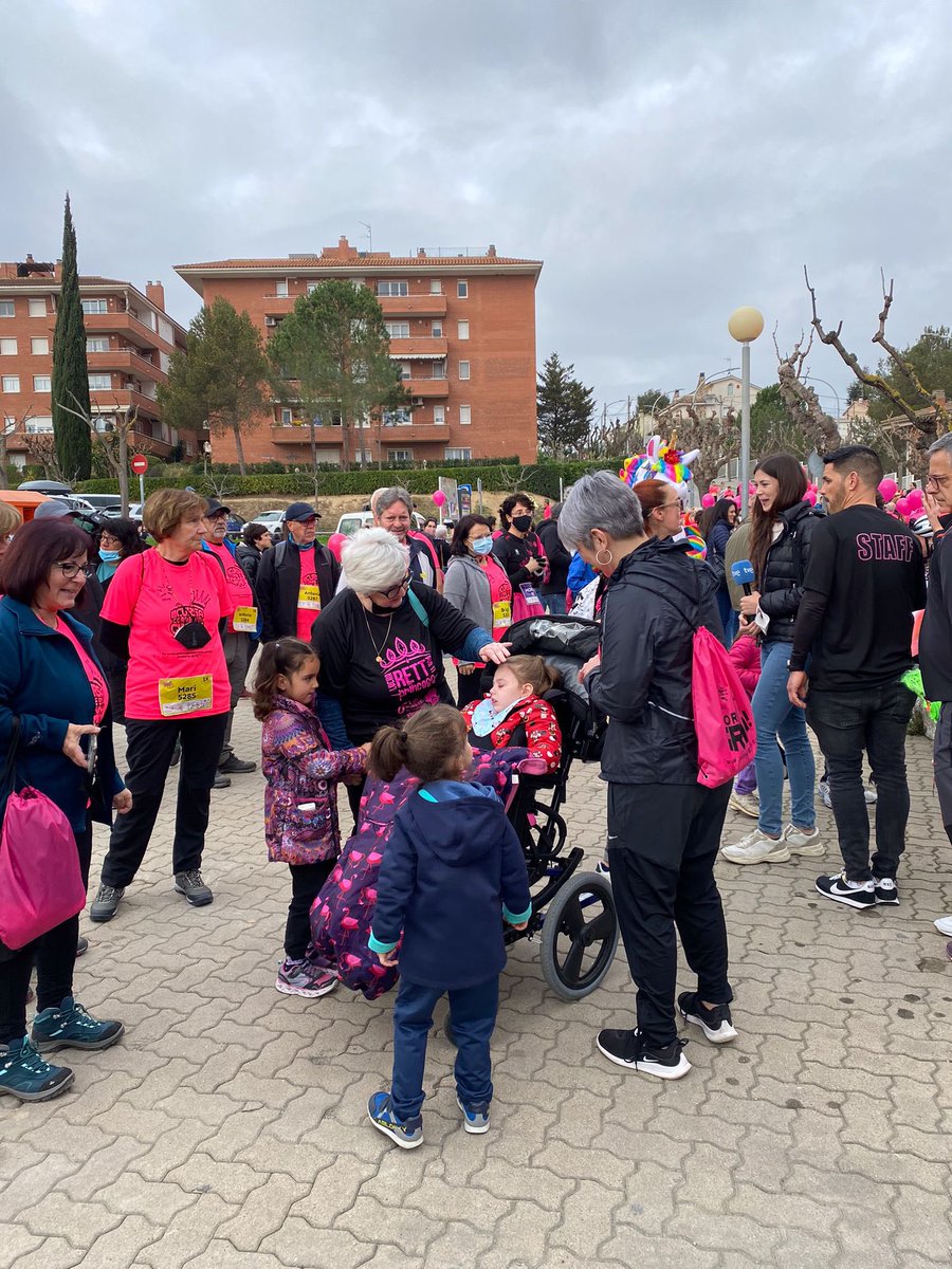 AjSesrovires's tweet photo. Gran èxit de la 3a cursa cursa solidària Corre en gran amb la participació de més de 900 corredors/res. Dedicada a la #síndromederett ha comptat amb la Berta que pateix aquesta malaltia. Està organitzada per #GambadersEvents i compta amb el suport @AjSesrovires i @SES_FC. https://t.co/03NQGFplNs