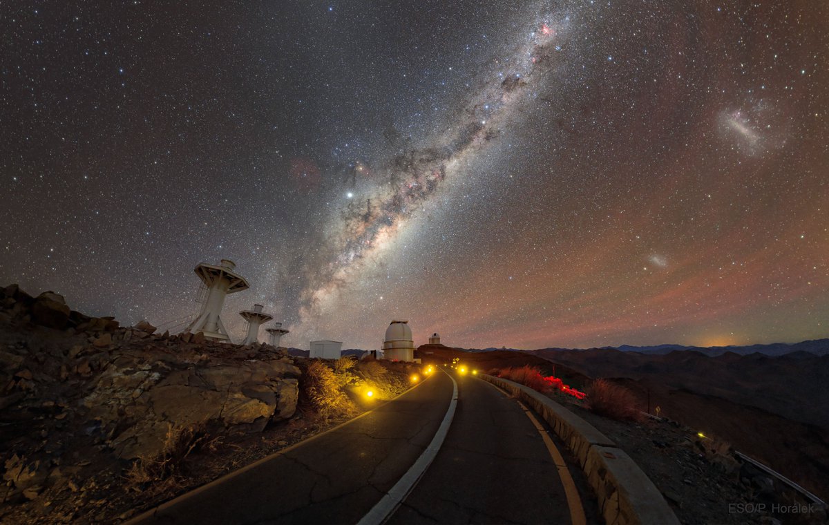astropierre's tweet photo. Voilà un ciel nocturne que l'on n'a pas l'habitude de voir en France métropolitaine !

A côté de la Voie Lactée, le Grand et le Petit Nuage de Magellan (qui sont 2 galaxies naines satellite de notre Galaxie).

Crédit :  Petr Horálek
Source : https://t.co/07iugOpmHi https://t.co/49kkOhrxW9
