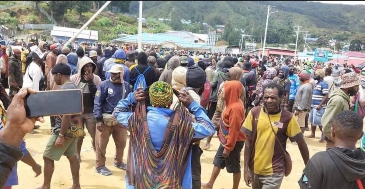 Tapol_UK's tweet photo. Huge protests took place last week against proposed #specialautonomy and creation of new provinces in #WestPapua.
Thread follows:
@jubidotcom @VictorcMambor @SuaraPapua @VeronicaKoman https://t.co/a93lFaiFwl