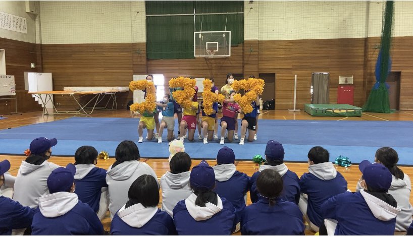 チアリーディング部が
女子野球部に
エールを送ってくれました🥺👏

同じ場所で頑張る仲間から
こんなに素敵なプレゼントを
送ってもらったら
負けて帰っては来られません🔥

胸が熱くなりました。
ありがとうございました🌷

#駒苫
#女子野球部
#最高で最強のチームへ
#あと2チャンス