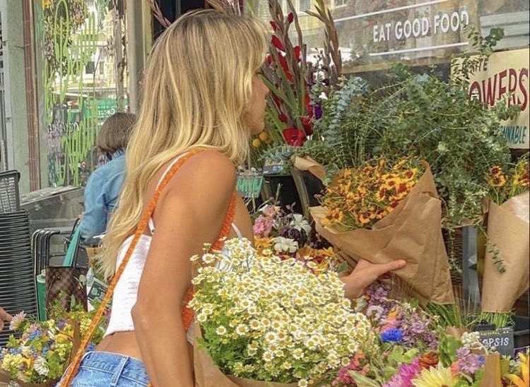 parisandior's tweet photo. appreciating the sun🌞🌱🌿 https://t.co/p2MzrhtvRF