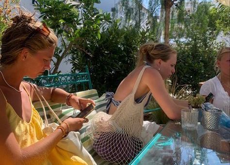 parisandior's tweet photo. appreciating the sun🌞🌱🌿 https://t.co/p2MzrhtvRF