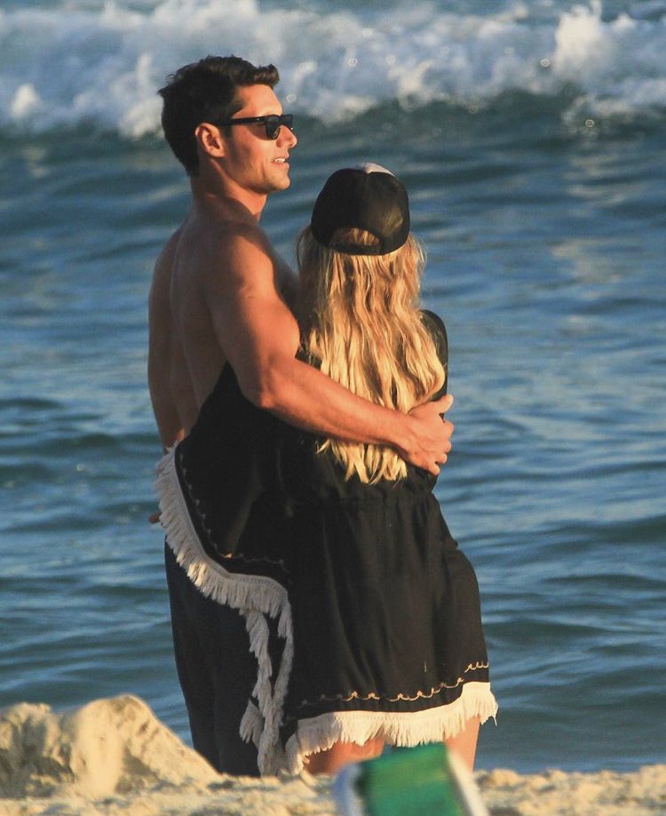 BarbaraHeckInfo's tweet photo. Bárbara e Rick foram flagrados ontem curtindo a praia da Barra, no Rio de Janeiro. 

📸 AgNews https://t.co/f6HbBEfv1K