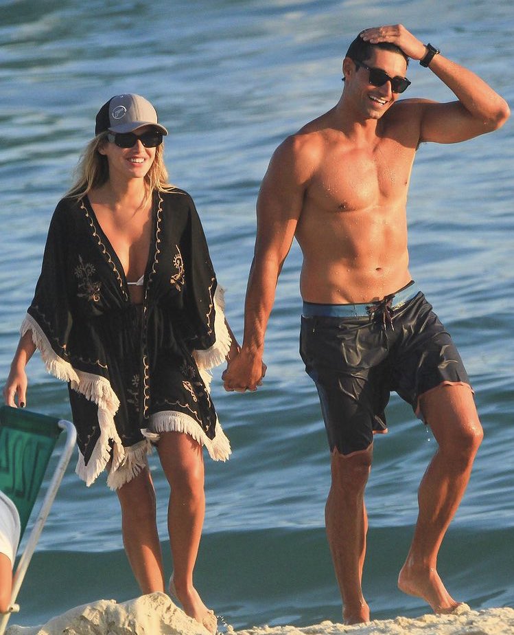 BarbaraHeckInfo's tweet photo. Bárbara e Rick foram flagrados ontem curtindo a praia da Barra, no Rio de Janeiro. 

📸 AgNews https://t.co/f6HbBEfv1K