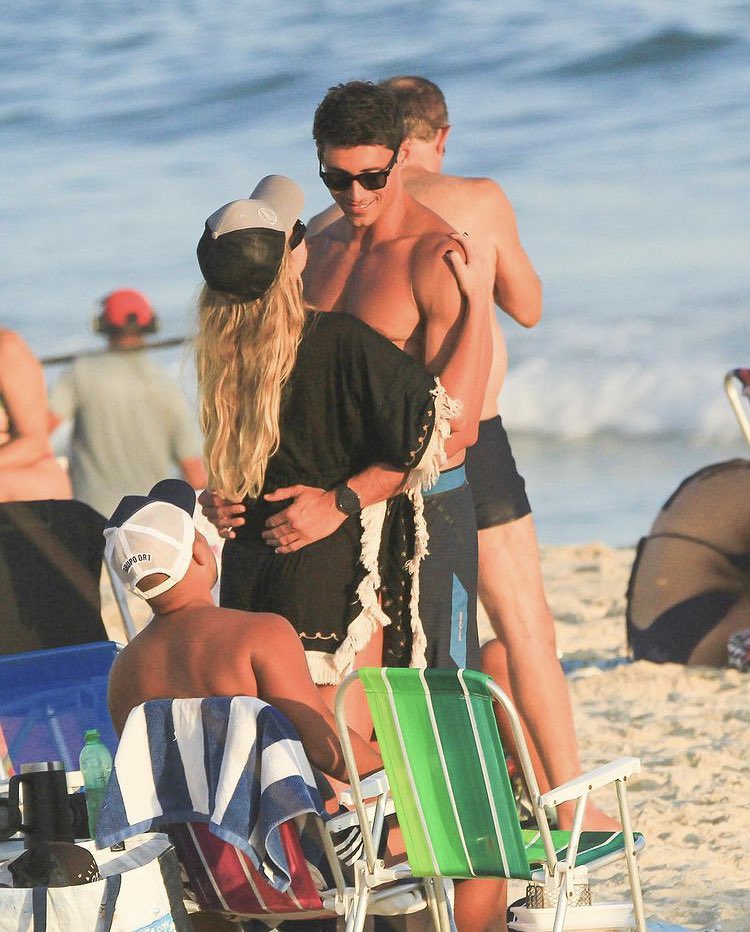 Bárbara e Rick foram flagrados ontem curtindo a praia da Barra, no Rio de Janeiro. 

📸 AgNews