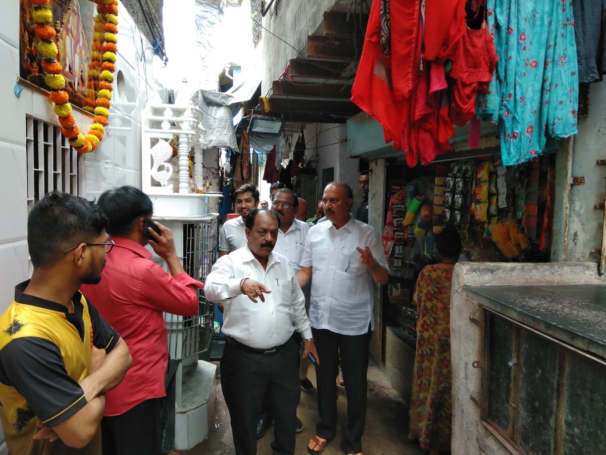 TamkingG's tweet photo. वॉर्ड89 मध्ये गावदेवी विभागात गल्ली व गटारे यांची पाहणी करून तक्रारीचे निवारण करण्यासाठी जनतेशी संपर्क साधला अनेक समस्या ऐकून घेताना भाजपा मुंबई उपाध्यक्ष,प्रभारी कालिना विधानसभा मा. अमरजित सिंह@amarjitsinghbjp @BJP4Mumbai @ShelarAshish @poonam_mahajan @BhatkhalkarA @NiteshNRane https://t.co/ER2pkhXTAh