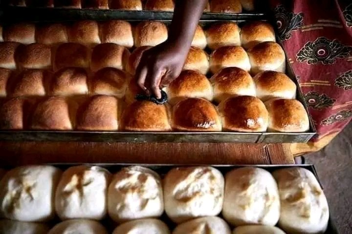 ottou_crescence's tweet photo. Si la crise en Ukraine nous imposait à revoir notre modèle de consommation au Cameroun.
Bravo à cette jeune femme qui fabrique du pain à base de manioc.
Il faut trouver les moyens de soutenir ce genre d'initiatives.
#MadeInCameroon. https://t.co/DfOSvO75q5