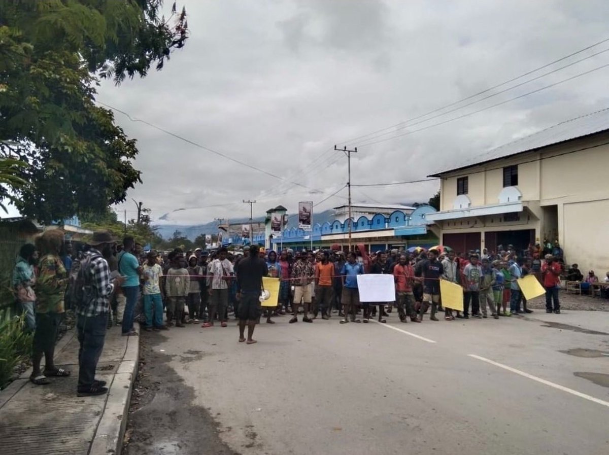 Tapol_UK's tweet photo. Huge protests took place last week against proposed #specialautonomy and creation of new provinces in #WestPapua.
Thread follows:
@jubidotcom @VictorcMambor @SuaraPapua @VeronicaKoman https://t.co/a93lFaiFwl