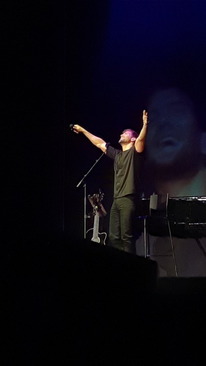 AlboranSiempre5's tweet photo. Siempre merecen la pena los kilómetros!!!! Gracias por lo de anoche, fue inolvidable. Haces magia 💫❤ @pabloalboran https://t.co/tMtf1I2ZFO