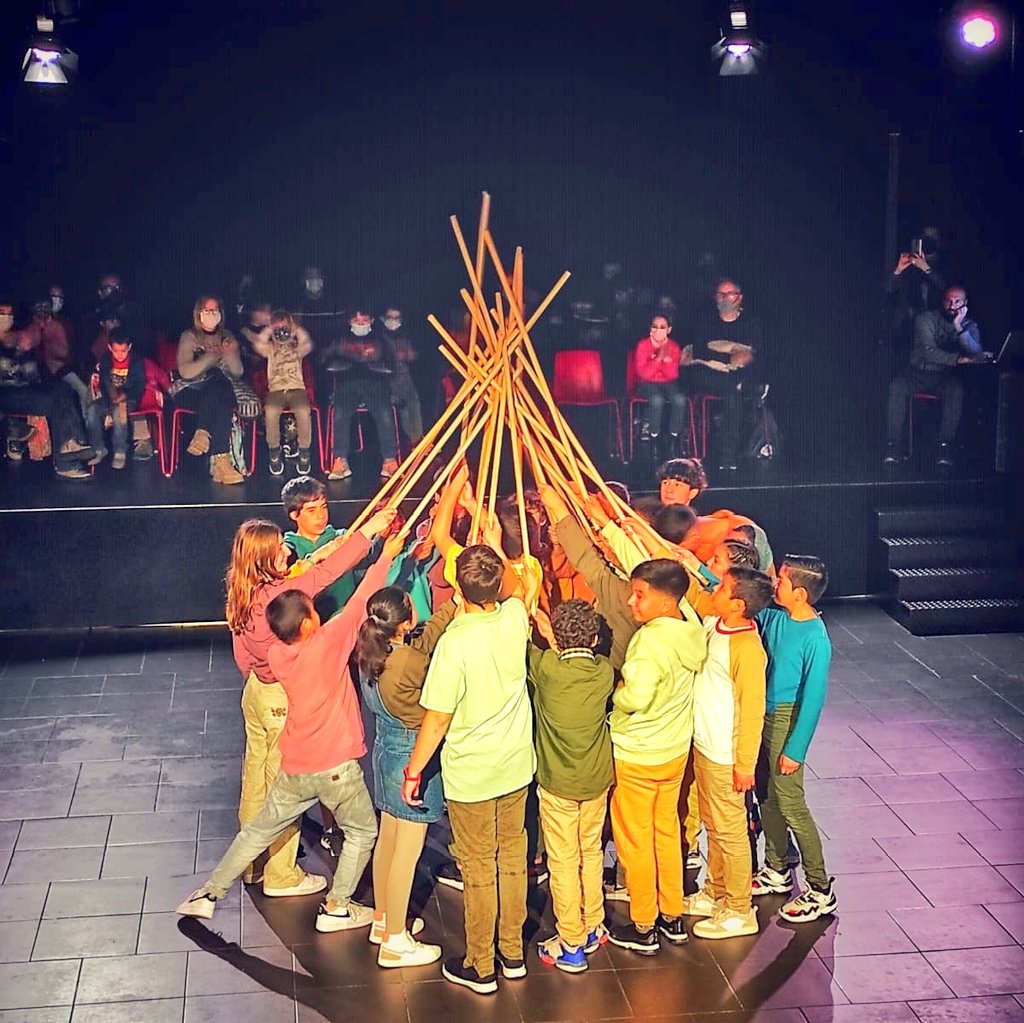 EAnglesola's tweet photo. Avui hem plorat d'emoció al veure l'actuació dels infants de sisè a #LabranzaKids al @CCTomasaCuevas.
L'adaptació de l'obra del @ColectivoLamaj1 és una oda i reconeixement al #MónRural i al #Cultiu de la #Terra.
👏👏👏 https://t.co/XSE3a2SFOz