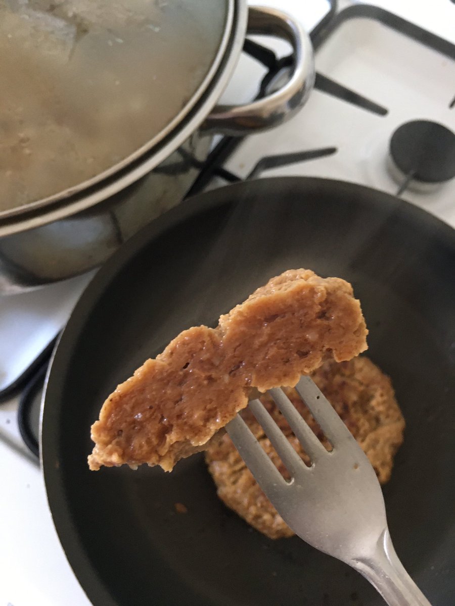 veganaloca's tweet photo. Miren el proceso de mi anvorgesa de seitán antes de hervir, después de hervir y ya que la freí 👌 https://t.co/8UB0bFnDn6