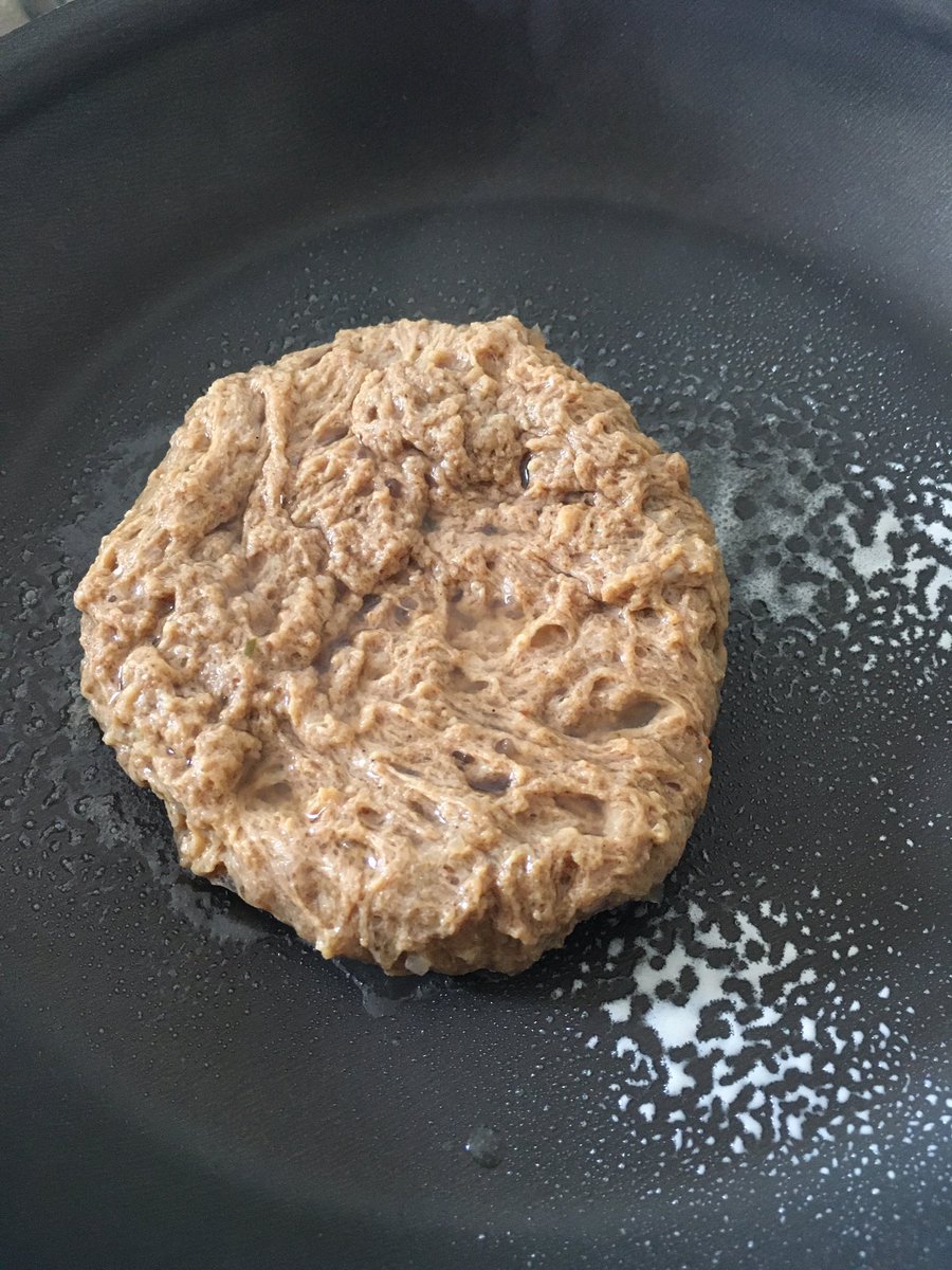 veganaloca's tweet photo. Miren el proceso de mi anvorgesa de seitán antes de hervir, después de hervir y ya que la freí 👌 https://t.co/8UB0bFnDn6