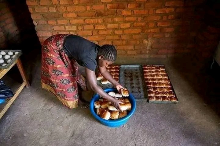 ottou_crescence's tweet photo. Si la crise en Ukraine nous imposait à revoir notre modèle de consommation au Cameroun.
Bravo à cette jeune femme qui fabrique du pain à base de manioc.
Il faut trouver les moyens de soutenir ce genre d'initiatives.
#MadeInCameroon. https://t.co/DfOSvO75q5