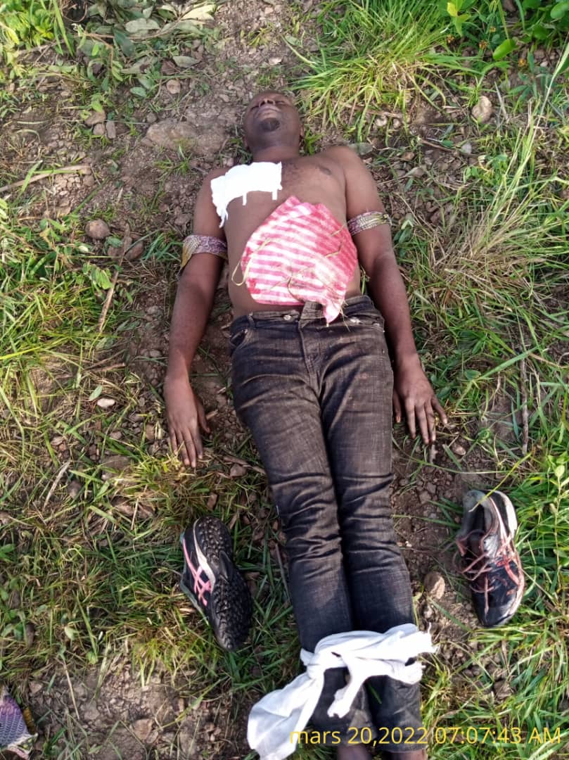 MinembweM's tweet photo. 🔴C'est depuis hier ds la soirée que circulent sur la toile les photos du tristement célèbre mobilisateur des miliciens #Mai_Mai contre les #Banyamulenge, Mr #Naluvumbu_Kibambala, détenu par des inconnus dans la plaine de la #Ruzizi. @Adolphe07393606 @Red_Tabara @Marcelin_Che . https://t.co/0lEjfGX7Fg