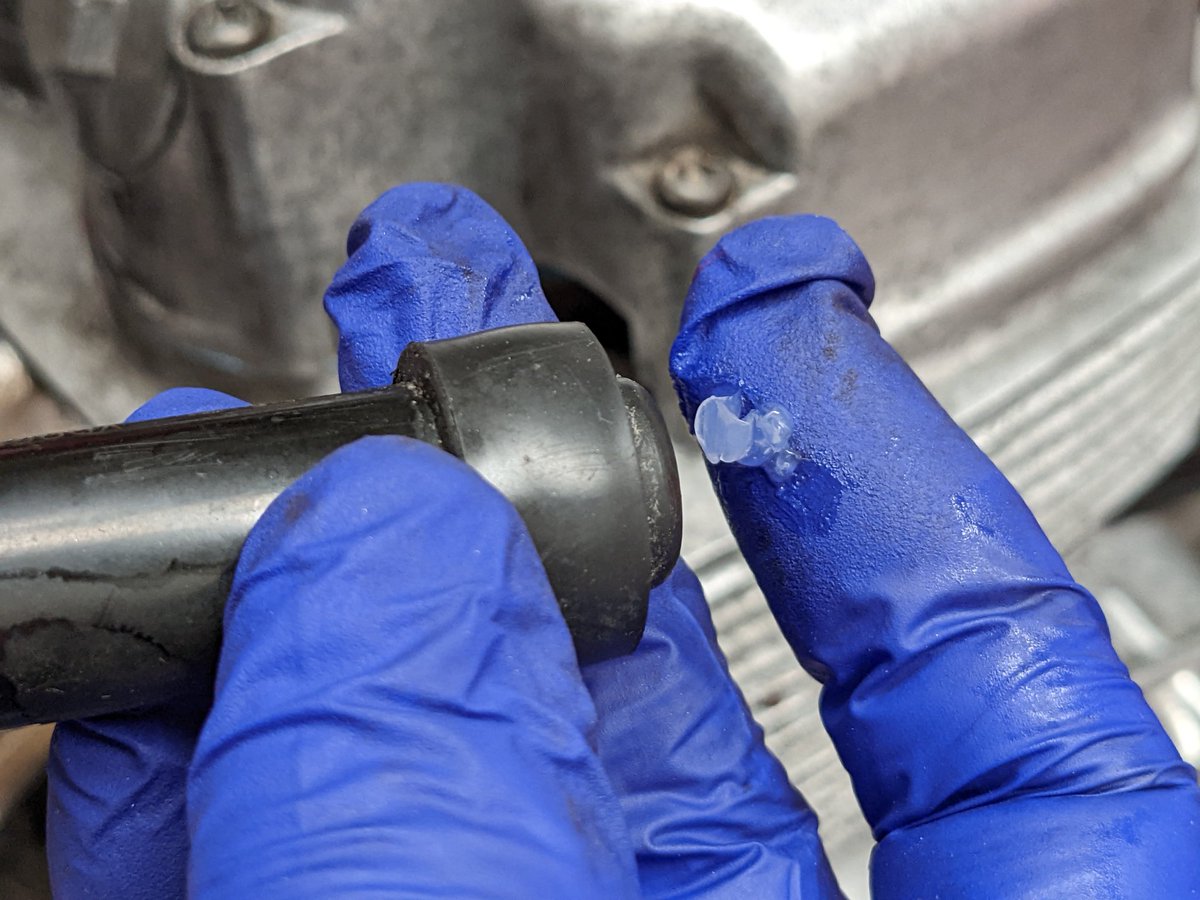 mototingle's tweet photo. When it comes to dielectric grease a little goes a long way

Don't apply directly to electrical contacts, pop your finger in if necessary, you dont want any touching the spark plug or HT caps terminal

Helps resist water ingress and misfires ✅

#Dialectric #Compound #ToolboxTalk https://t.co/53b7xQhrYM