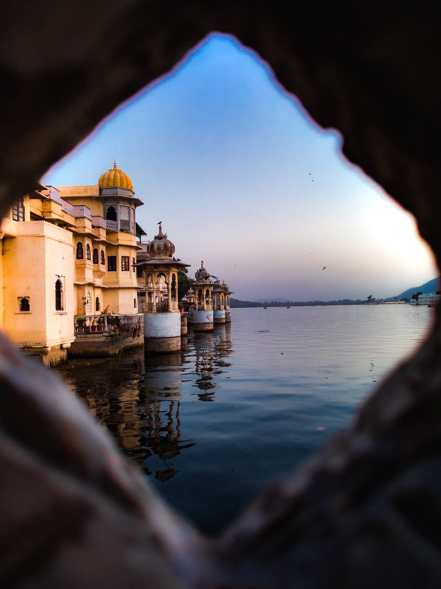 pankajclicks's tweet photo. 📍पिछोला झील के तट..
 गणगौर घाट (1,2)
 अंबरी घाट या मांझी घाट (3,4)
#shotonrealme
#Udaipur
#Rajasthan
#India #travelphotography #night #moon #nature #photo https://t.co/nQW2ZzGvVj