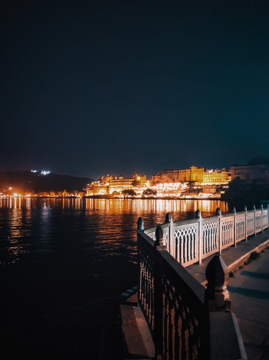 pankajclicks's tweet photo. 📍पिछोला झील के तट..
 गणगौर घाट (1,2)
 अंबरी घाट या मांझी घाट (3,4)
#shotonrealme
#Udaipur
#Rajasthan
#India #travelphotography #night #moon #nature #photo https://t.co/nQW2ZzGvVj