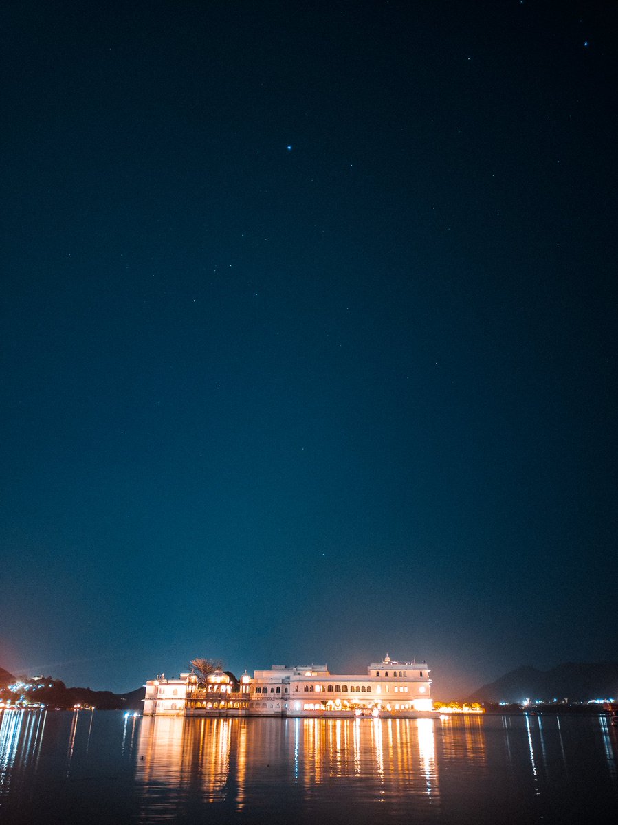 pankajclicks's tweet photo. 📍पिछोला झील के तट..
 गणगौर घाट (1,2)
 अंबरी घाट या मांझी घाट (3,4)
#shotonrealme
#Udaipur
#Rajasthan
#India #travelphotography #night #moon #nature #photo https://t.co/nQW2ZzGvVj