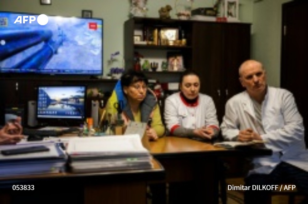 Agence France-Presse (@afpfr) on Twitter photo 🇺🇦 Quand la guerre fait trembler sa clinique psychiatrique, au nord-ouest de Kiev, Oksana se cache pour pleurer. Puis l’infirmière se force à sourire et reprend sa mission : assurer à ses pensionnaires que "tout va bien" #AFP
Reportage ⤵️
u.afp.com/wmXq
Par <a href="/EDuparcq/">Emmanuel Duparcq</a> 🇺🇦 Quand la guerre fait trembler sa clinique psychiatrique, au nord-ouest de Kiev, Oksana se cache pour pleurer. Puis l’infirmière se force à sourire et reprend sa mission : assurer à ses pensionnaires que "tout va bien" #AFP
Reportage ⤵️
u.afp.com/wmXq
Par <a href="/EDuparcq/">Emmanuel Duparcq</a>