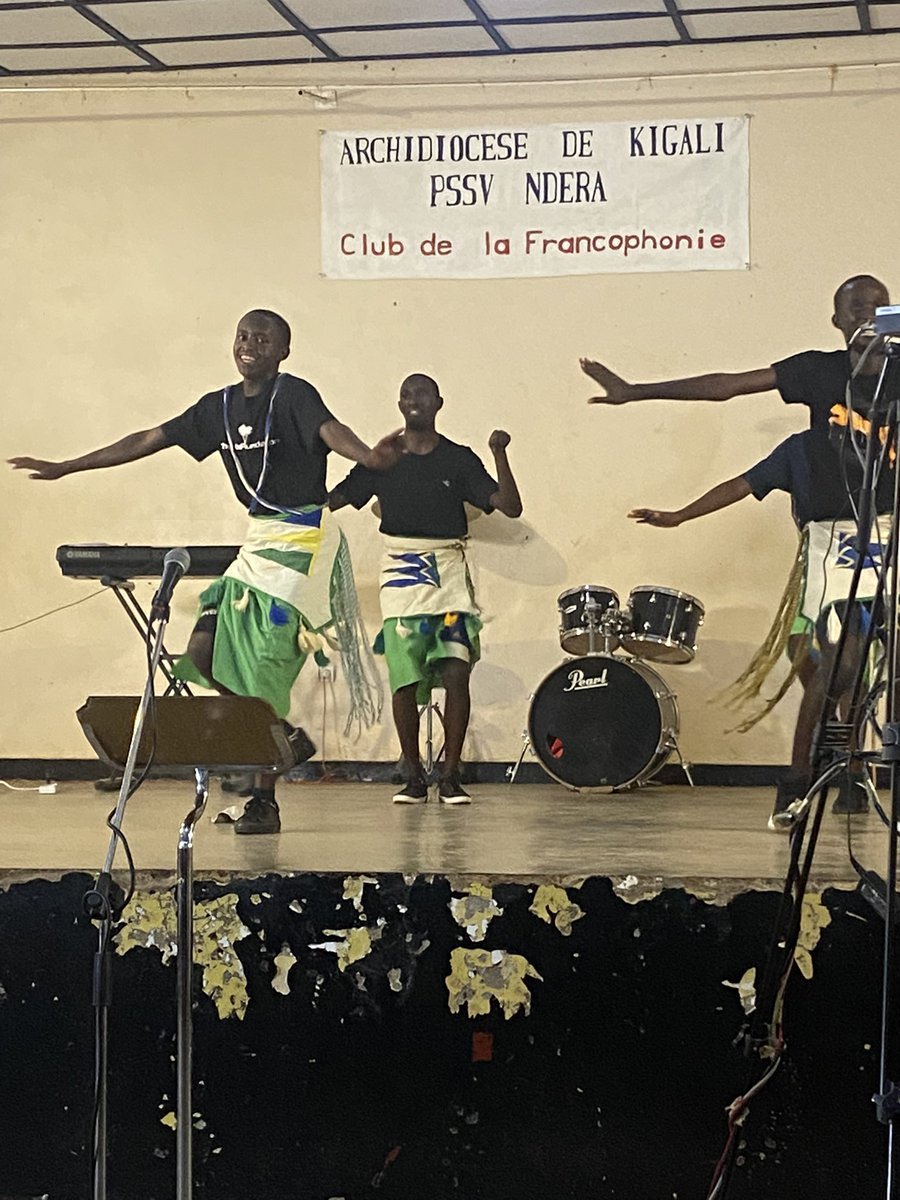 ngomaty's tweet photo. Félicitations pour cette belle initiative, qui inspirera assurément d’autres Petits séminaires et établissements scolaires au Rwanda 🇷🇼

#Francophonie #clubdelafrancophonie #francophonierwanda https://t.co/rrXNjuZ7yp