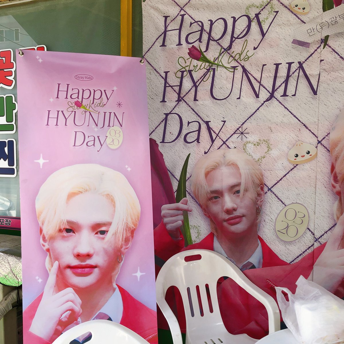 retjinnnn's tweet photo. 만두앞에서 만두먹방
만두상자 뚜껑에 붙어있던 스티커 열심히 떼고잇으니까 사장님이 따로 챙겨주셧다,,
그러시더니 그 다음 손님부터는 그냥 스티커를 따로 주시더라고...... 약간 민망햇름 ㅠ
#우리집만두는_꽃길하이패스
#happyhyunjinday https://t.co/WuxmPICyfr