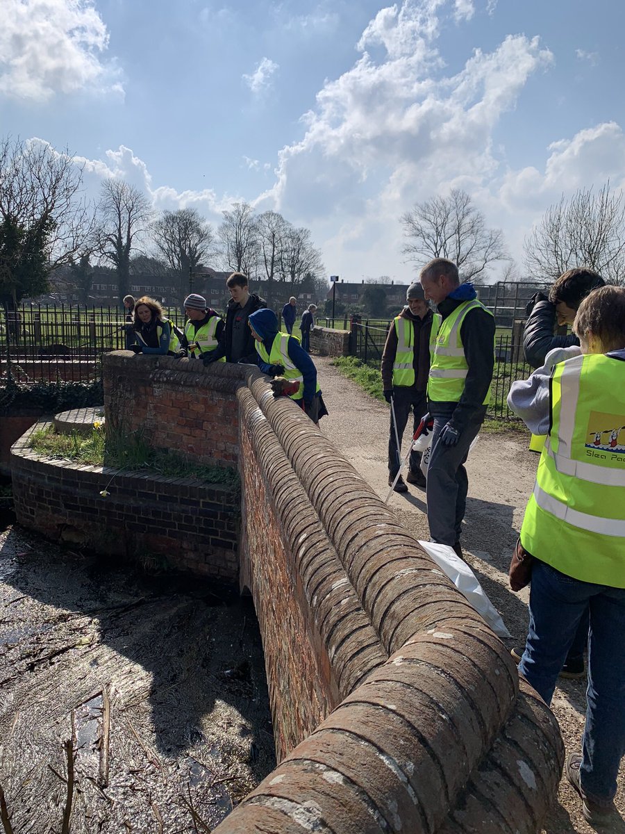 Slea Paddlers taking part in the #RiverLight litter pick along the River Slea.  Number of bags collected, with various items including a soft toy reindeer head and vacuum cleaner.  <a href="/BritishCanoeing/">Great British Canoeing</a> <a href="/sascampaigns/">Surfers Against Sewage</a>