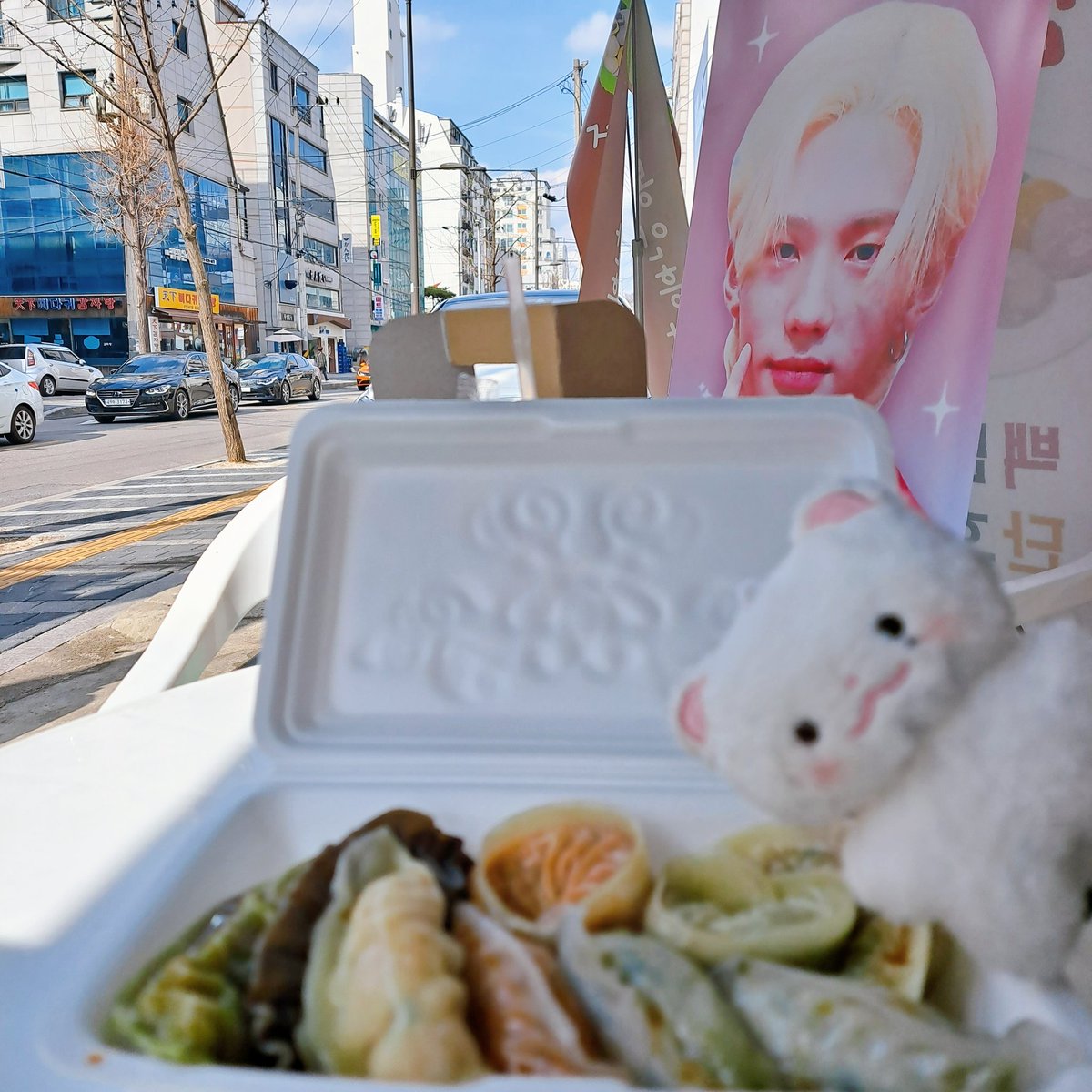 retjinnnn's tweet photo. 만두앞에서 만두먹방
만두상자 뚜껑에 붙어있던 스티커 열심히 떼고잇으니까 사장님이 따로 챙겨주셧다,,
그러시더니 그 다음 손님부터는 그냥 스티커를 따로 주시더라고...... 약간 민망햇름 ㅠ
#우리집만두는_꽃길하이패스
#happyhyunjinday https://t.co/WuxmPICyfr