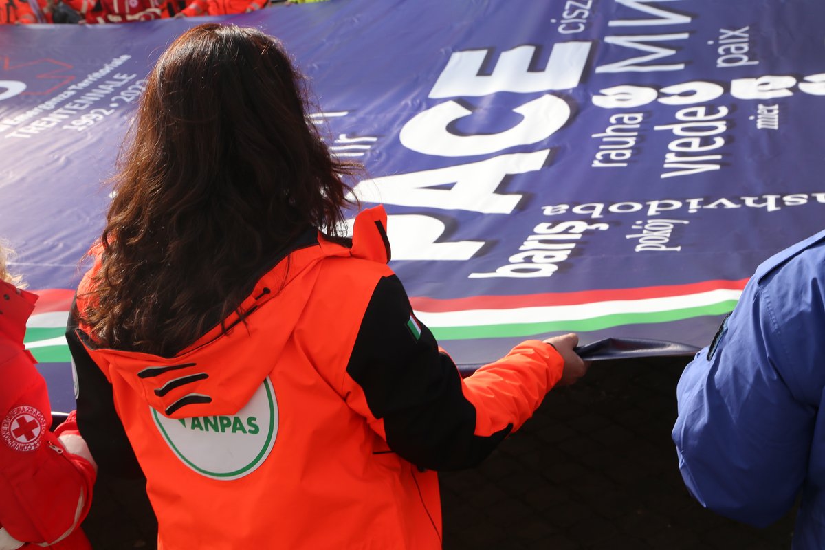 Anpasnazionale's tweet photo. 🧡🧡Tornare in piazza, sotto il segno della pace con il cuore pulsante della sanità di emergenza fuori dagli ospedali e ricordare l'importanza di portare soccorso, a tutti.

#Anpas #trentennale118 Trentennale del 118 
📷 La galleria fotografica https://t.co/62wuPe5QAM https://t.co/OCUSgPWJkY