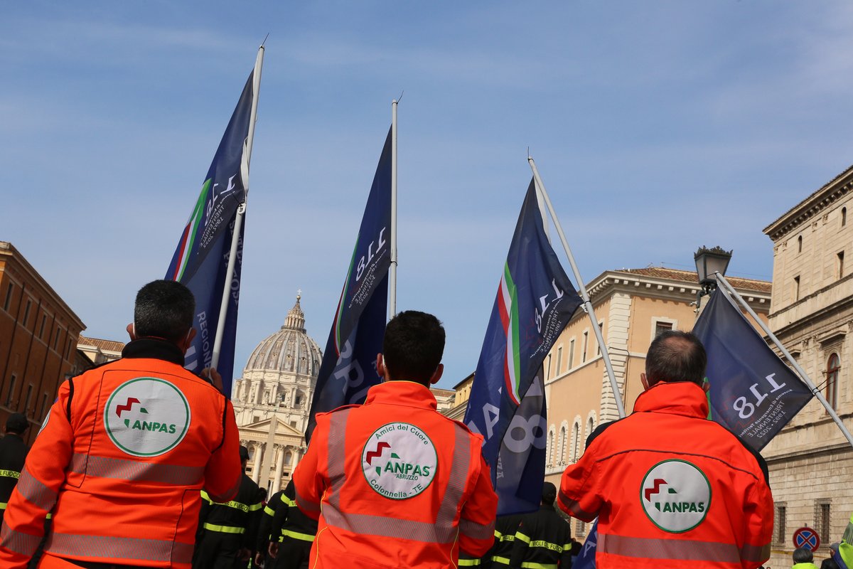 Anpasnazionale's tweet photo. 🧡🧡Tornare in piazza, sotto il segno della pace con il cuore pulsante della sanità di emergenza fuori dagli ospedali e ricordare l'importanza di portare soccorso, a tutti.

#Anpas #trentennale118 Trentennale del 118 
📷 La galleria fotografica https://t.co/62wuPe5QAM https://t.co/OCUSgPWJkY