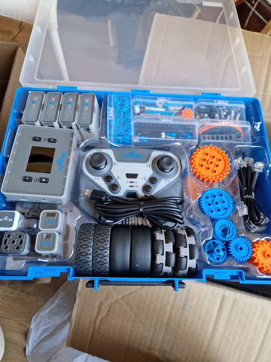 jonathonsimons5's tweet image. Getting ready for my pre pesach robotics club. Book now to avoid disappointment . #vexrobotics #edtechmaven