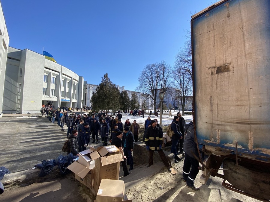AdrianaCerna's tweet photo. 40 tun české pomoci organizované @CLOVEKVTISNI se s humanitárním konvojem OSN dostalo až do těžce zkoušeného města Sumy. #StandWithUkraine https://t.co/z35BqGVWd1