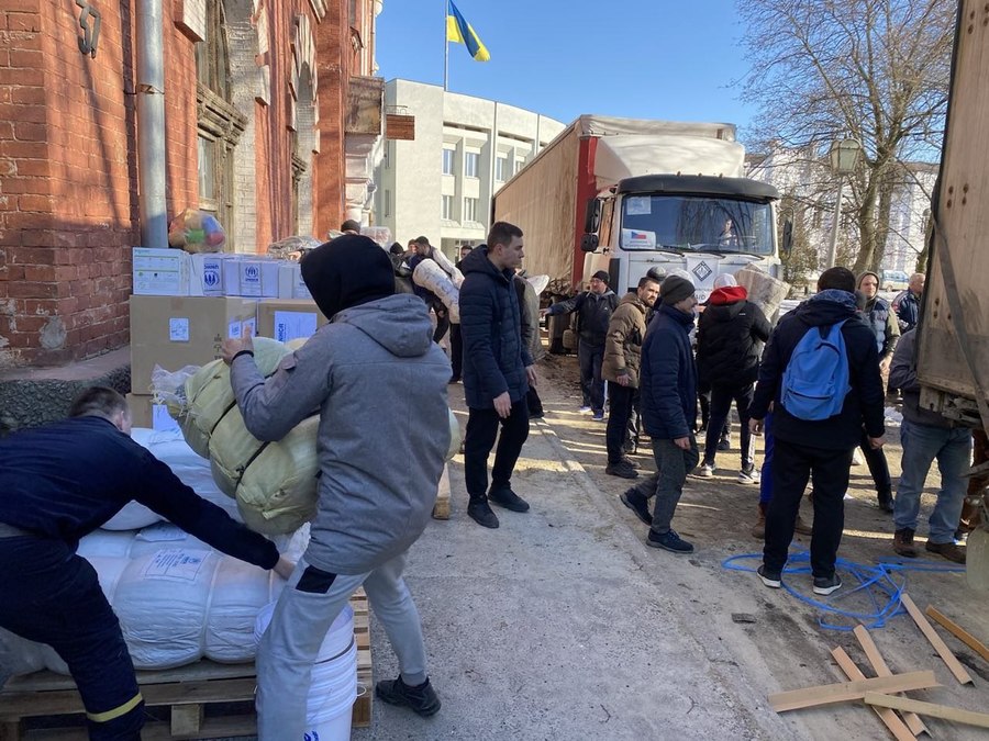 AdrianaCerna's tweet photo. 40 tun české pomoci organizované @CLOVEKVTISNI se s humanitárním konvojem OSN dostalo až do těžce zkoušeného města Sumy. #StandWithUkraine https://t.co/z35BqGVWd1