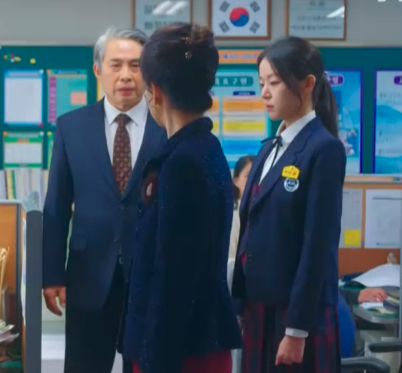 taerifier's tweet photo. seungwan's mom: go apologize to jiwoong, or i'll file a formal complaint
seungwan: i guess i resemble my mom

literally sdjfkdjs #TwentyFiveTwentyOne #TwentyFiveTwentyOneEp12 https://t.co/yu7vz0ALCc