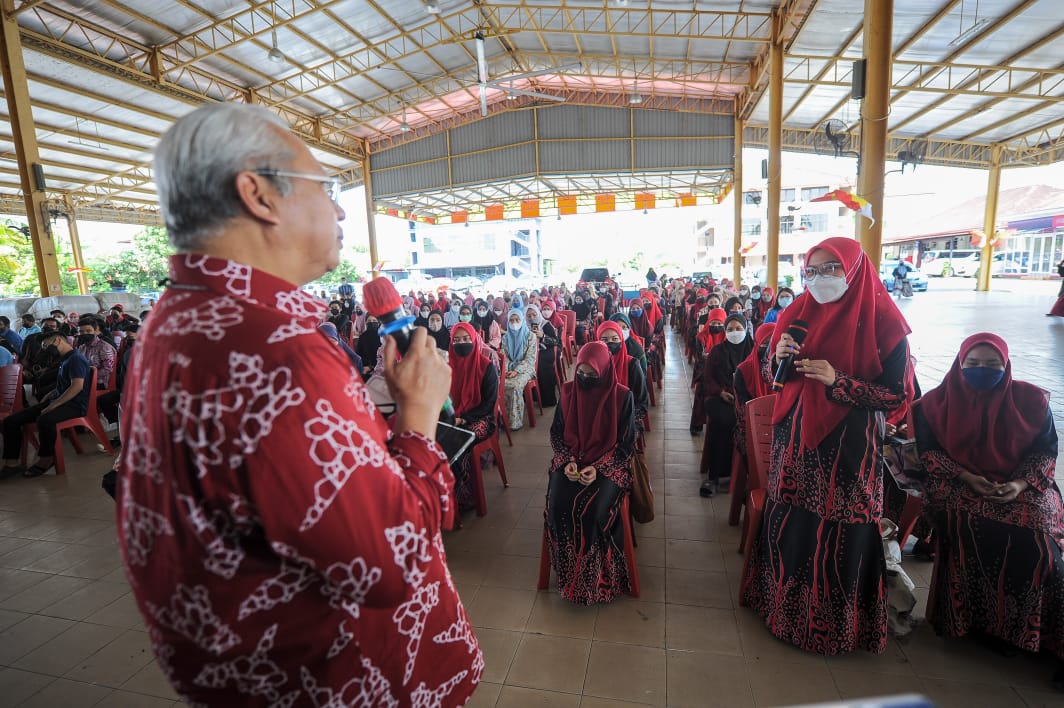 AnnuarMusa's tweet photo. Bersama 287 pelajar tingkatan enam dalam parlimen Ketereh bagi menyampaikan pakaian sekolah dan kad sim Pakej Remaja #KeluargaMalaysia.

Saya turut mengambil peluang ini untuk menerangkan kepada mereka mengenai prospek ekonomi digital bagi menggalakkan penglibatan mereka. https://t.co/E5VAiYHvgZ