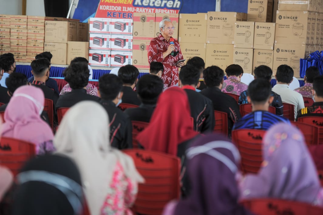 AnnuarMusa's tweet photo. Bersama 287 pelajar tingkatan enam dalam parlimen Ketereh bagi menyampaikan pakaian sekolah dan kad sim Pakej Remaja #KeluargaMalaysia.

Saya turut mengambil peluang ini untuk menerangkan kepada mereka mengenai prospek ekonomi digital bagi menggalakkan penglibatan mereka. https://t.co/E5VAiYHvgZ