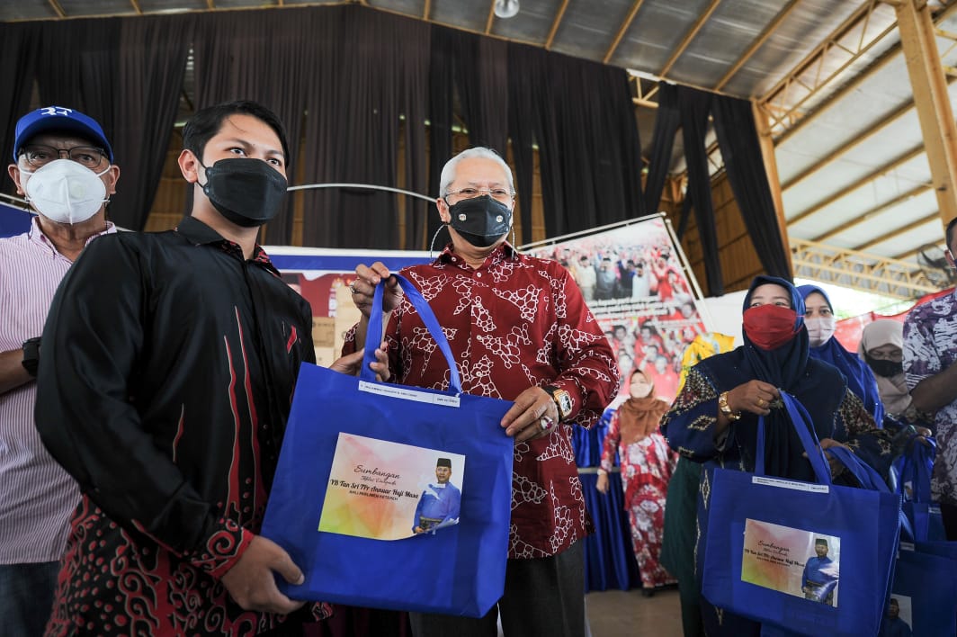 AnnuarMusa's tweet photo. Bersama 287 pelajar tingkatan enam dalam parlimen Ketereh bagi menyampaikan pakaian sekolah dan kad sim Pakej Remaja #KeluargaMalaysia.

Saya turut mengambil peluang ini untuk menerangkan kepada mereka mengenai prospek ekonomi digital bagi menggalakkan penglibatan mereka. https://t.co/E5VAiYHvgZ