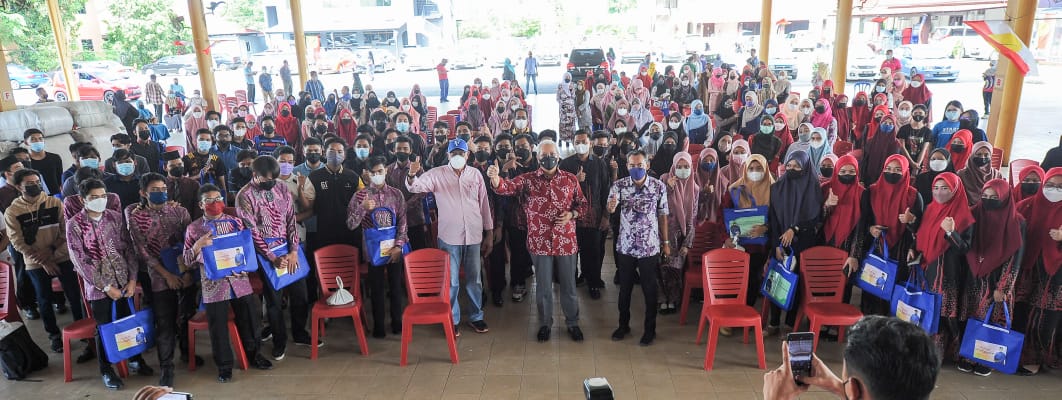 AnnuarMusa's tweet photo. Bersama 287 pelajar tingkatan enam dalam parlimen Ketereh bagi menyampaikan pakaian sekolah dan kad sim Pakej Remaja #KeluargaMalaysia.

Saya turut mengambil peluang ini untuk menerangkan kepada mereka mengenai prospek ekonomi digital bagi menggalakkan penglibatan mereka. https://t.co/E5VAiYHvgZ