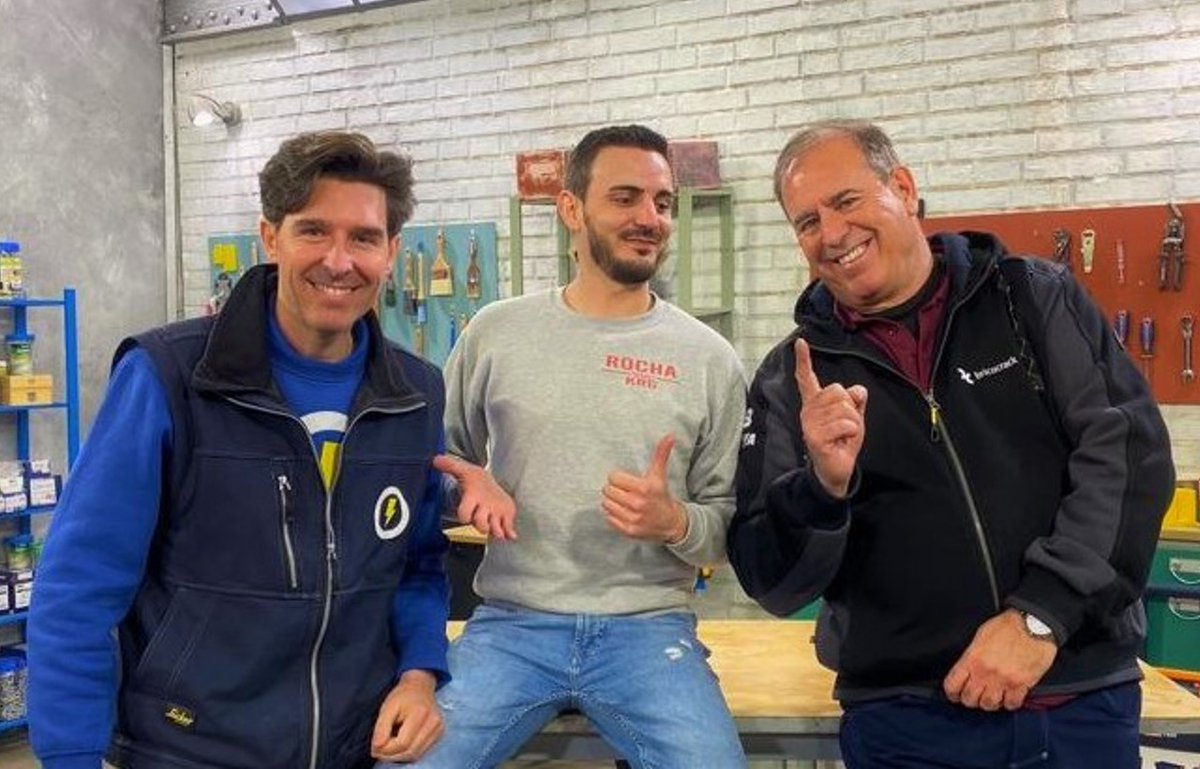 Bricocrack's tweet photo. ¡¡¡Qué gran día en Bricocrack con estos dos monstruos: @domoelectra @rochakrg!!!
😍😍😍
#RochaKRG #DomoElectra #Bricocrack #diy #faidate #hazlotumismo #bricolaje #bricolage #bricolagem #heimwerken https://t.co/0ZGuG5QhbV