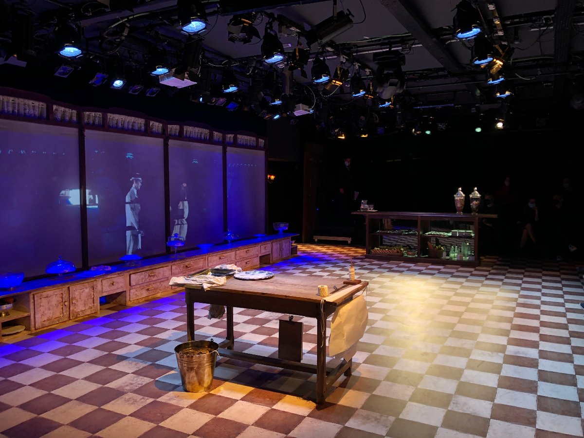 fernangomezCCV's tweet photo. 💥 Imagen chocante.Escenario vacío de la obra #TeaRooms Por ahí transitan las estupendas actrices que la representan y ayer y antesdeayer llenos absolutos.Cuidado porque hoy domingo,quedan muy pocas entradas. Hasta el 24/04. Texto: Luisa Carnés. Adaptación+dirección: @LailaRipoll https://t.co/cmh4xt8rrO