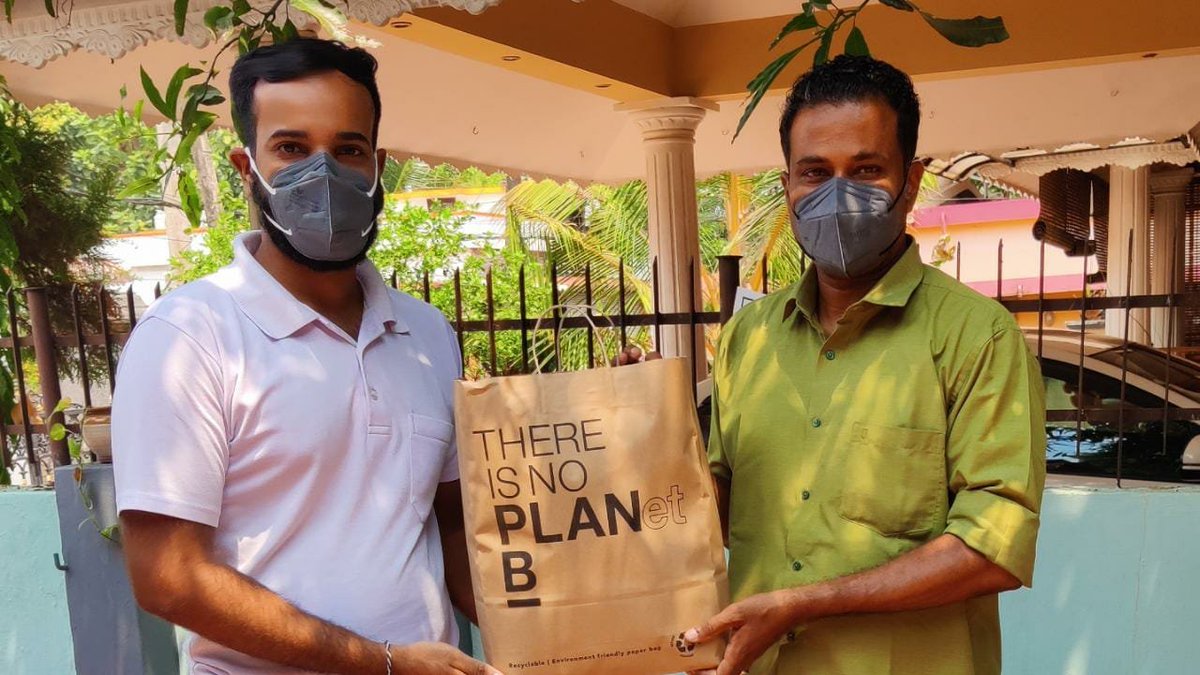 TibetHeritage's tweet image. #SpreadingMasks: On the behalf of The Mask Lab &amp;amp; Friends of Tibet Foundation, Shri Nandu Mohan does handover free #N95 #Masks to Sevabharathi, Thiruvalla on March 17, 2022. Report: friendsoftibet.org/spreadingmasks/ #COVID19 #Wuhan #Pandemic