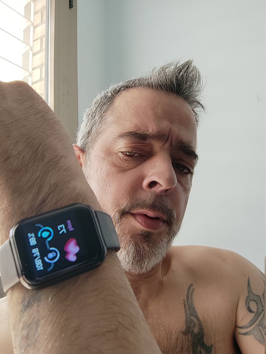 Estoy N l hospital y las constantes vitales son las mismas k el reloj este a salido muy bueno y no caro