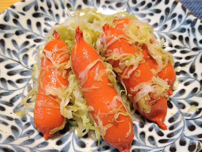 お手軽オツマミ。赤ウインナーと千切りキャベツの塩コショウ炒め。(゜д゜)ウマー 