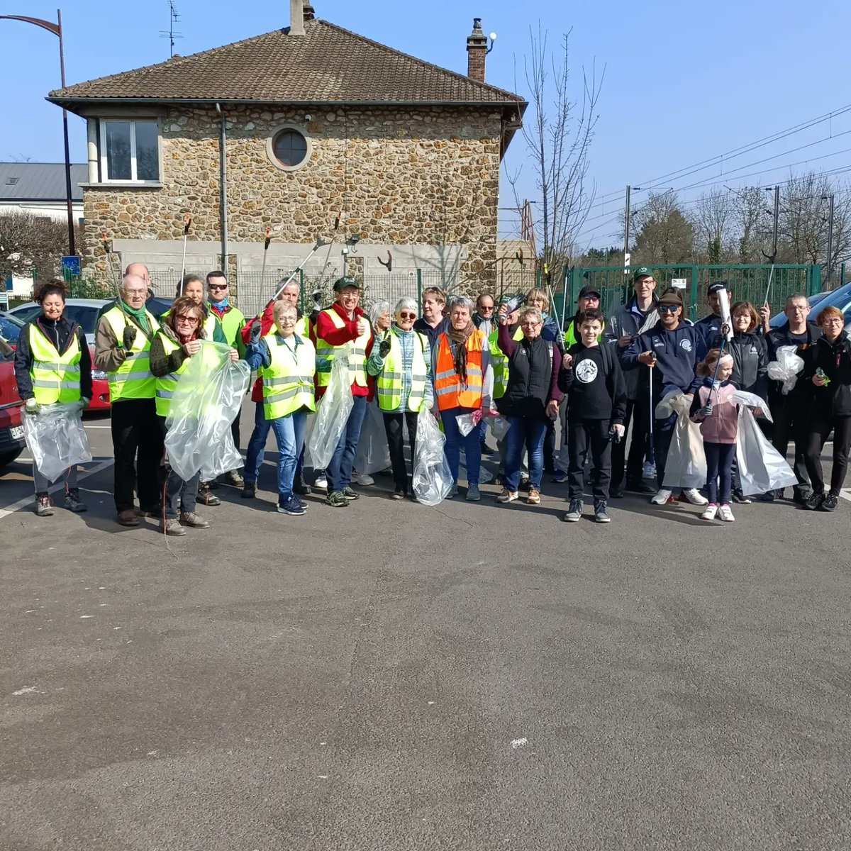 SPomponne's tweet photo. Les volontaires de la SEVE se sont mobilisés hier pour participer au @Defi77Env dans les rues de Pomponnes et sur les bords de Marne ! Un super soleil pour belle action de protection de la nature ! https://t.co/aDOiBpwq2Y