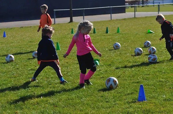 vvnieuwbuinen's tweet photo. Kaboutervoetbal! Iedere zaterdagochtend van 10.00 tot 11.00 uur voor kids van 4 t/m 6 jaar, meedoen is kosteloos, aanmelden kan via info@vvnieuwbuinen.nl #jongetalenten @vvnieuwbuinen https://t.co/0eRQ5haApx