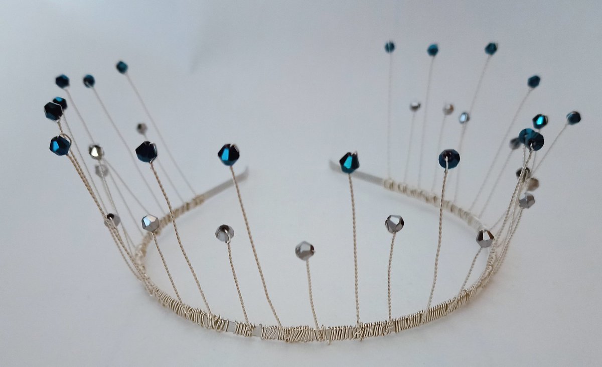 findyourflowers's tweet photo. I tried something different recently. I think it came out pretty cute - I used silver jewelry wire and bicone beads in dark blue and silver.

#headband #headpiece #haarband #haarkranz #wedding #crown #cosplay #photoprop #handmade #medieval #princess #queen #beads #wire https://t.co/T4il19atxW